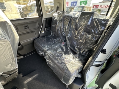 新型スペーシアカスタム(スズキ)届出済未使用車 後席内装