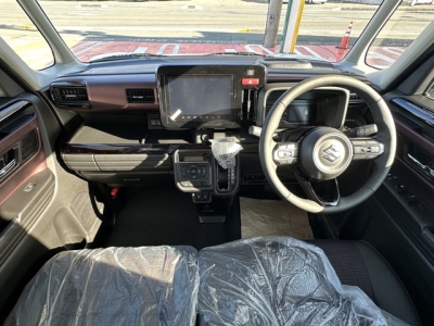 新型スペーシアカスタム(スズキ)届出済未使用車 後席から見た前席