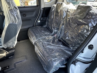 新型スペーシアカスタム(スズキ)届出済未使用車 後席内装