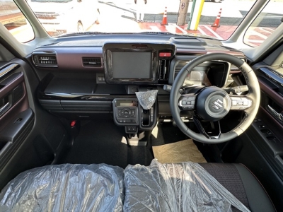 新型スペーシアカスタム(スズキ)届出済未使用車 後席から見た前席