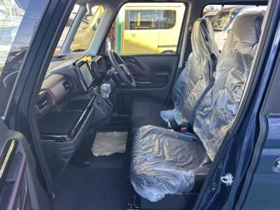 新型スペーシアカスタム(スズキ)届出済未使用車 前席内装