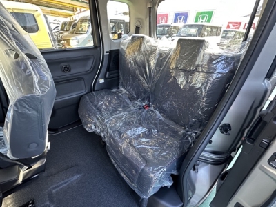 新型スペーシアカスタム(スズキ)届出済未使用車 後席内装