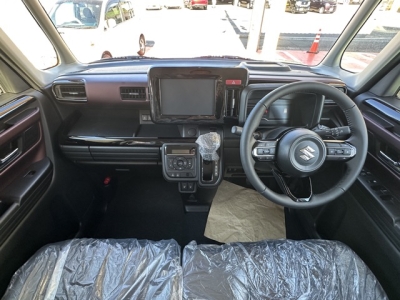 新型スペーシアカスタム(スズキ)届出済未使用車 後席から見た前席