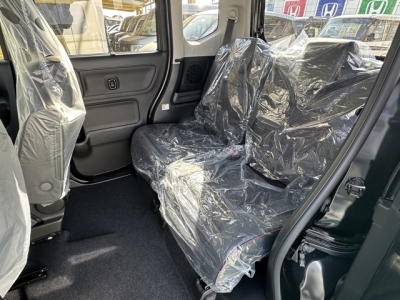 新型スペーシアカスタム(スズキ)届出済未使用車 後席内装