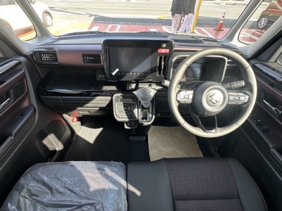 新型スペーシアカスタム(スズキ)届出済未使用車 後席から見た前席