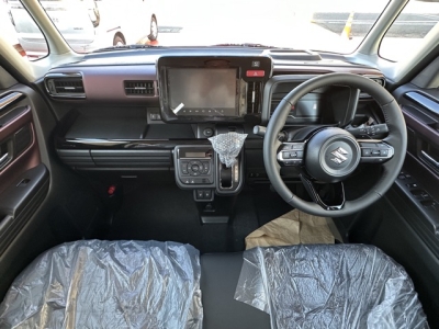 新型スペーシアカスタム(スズキ)届出済未使用車 後席から見た前席