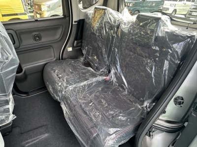 新型スペーシアカスタム(スズキ)届出済未使用車 後席内装