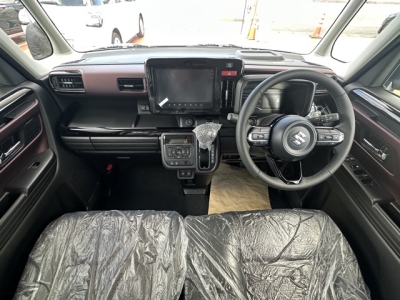 新型スペーシアカスタム(スズキ)届出済未使用車 後席から見た前席