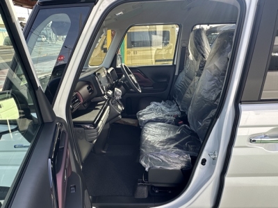 新型スペーシアカスタム(スズキ)届出済未使用車 前席内装