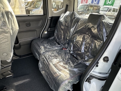 新型スペーシアカスタム(スズキ)届出済未使用車 後席内装