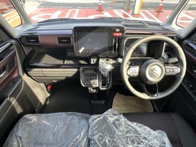 新型スペーシアカスタム(スズキ)届出済未使用車 後席から見た前席