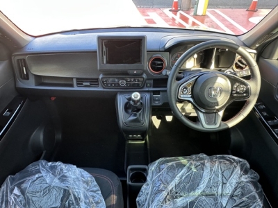 N-ONE(ホンダ)届出済未使用車 後席から見た前席