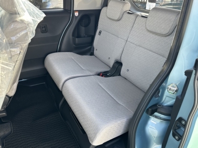 新型ムーヴ(ダイハツ)届出済未使用車 後席内装