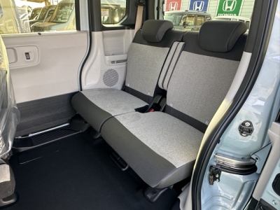 新型N-BOX(ホンダ)届出済未使用車 後席内装