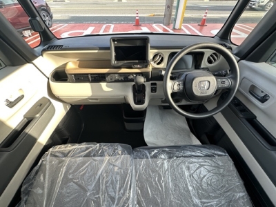 新型N-BOX(ホンダ)届出済未使用車 後席から見た前席