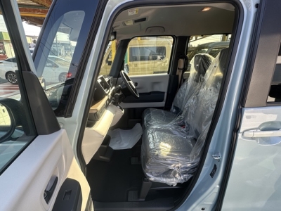 新型N-BOX(ホンダ)届出済未使用車 前席内装