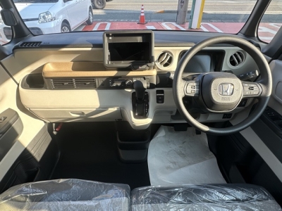 新型N-BOX(ホンダ)届出済未使用車 後席から見た前席