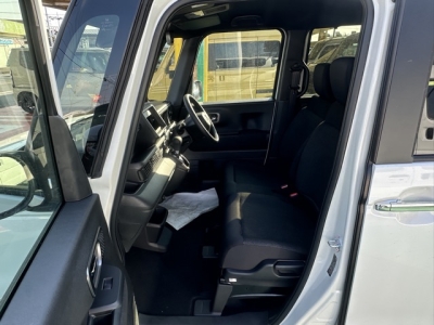 新型N-BOX(ホンダ)届出済未使用車 前席内装