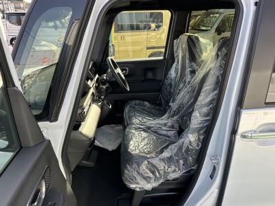 新型N-BOX(ホンダ)届出済未使用車 前席内装