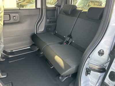 新型N-BOX(ホンダ)届出済未使用車 後席内装