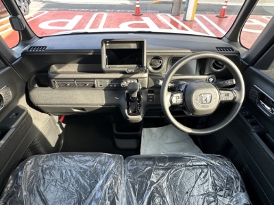 新型N-BOX(ホンダ)届出済未使用車 後席から見た前席