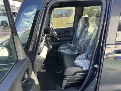 新型N-BOX(ホンダ)届出済未使用車 前席内装