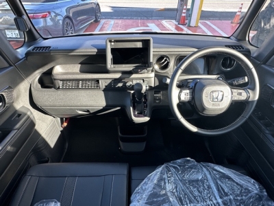 新型N-BOX(ホンダ)届出済未使用車 後席から見た前席