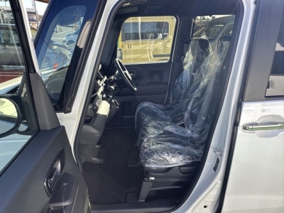 新型N-BOX(ホンダ)届出済未使用車 前席内装