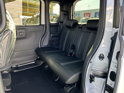 新型N-BOX(ホンダ)届出済未使用車 後席内装