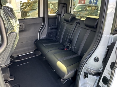 新型N-BOX(ホンダ)届出済未使用車 後席内装
