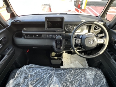 新型N-BOX(ホンダ)届出済未使用車 後席から見た前席