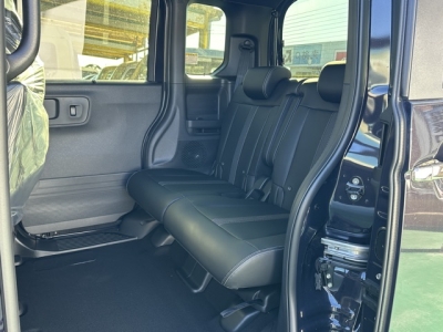新型N-BOX(ホンダ)届出済未使用車 後席内装
