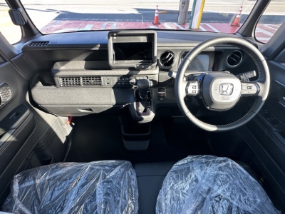 新型N-BOX(ホンダ)届出済未使用車 後席から見た前席
