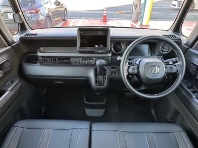 新型N-BOX(ホンダ)中古車 後席から見た前席