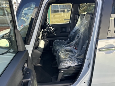 新型N-BOX(ホンダ)届出済未使用車 前席内装