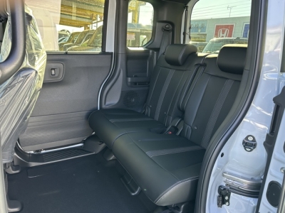 新型N-BOX(ホンダ)届出済未使用車 後席内装