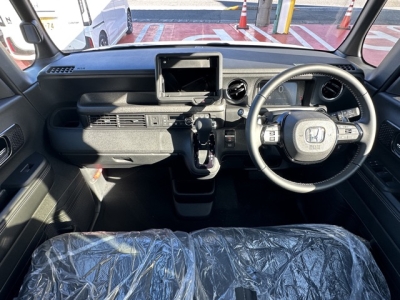 新型N-BOX(ホンダ)届出済未使用車 後席から見た前席