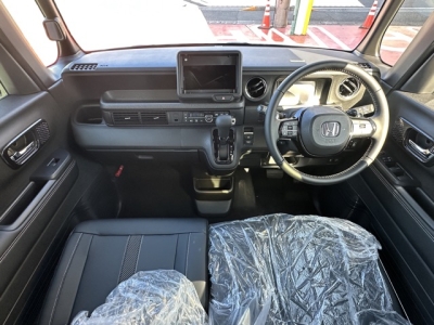 新型N-BOX(ホンダ)届出済未使用車 後席から見た前席