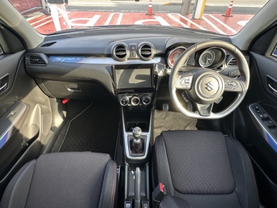 スイフトスポーツ(スズキ)登録済未使用車 後席から見た前席