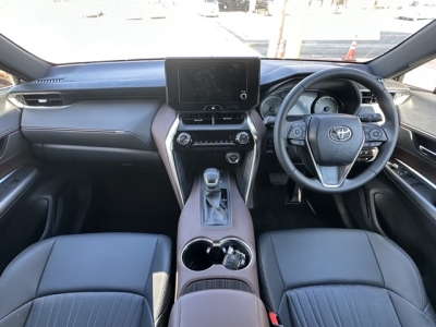 ハリアーハイブリッド(トヨタ)中古車 後席から見た前席