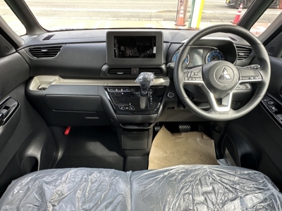 デリカミニ(三菱)届出済未使用車 後席から見た前席