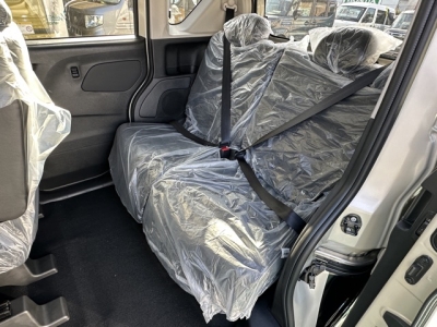 デリカミニ(三菱)届出済未使用車 後席内装