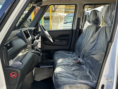 デリカミニ(三菱)届出済未使用車 前席内装