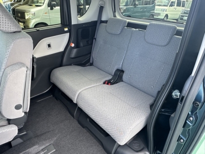 タント(ダイハツ)届出済未使用車 後席内装