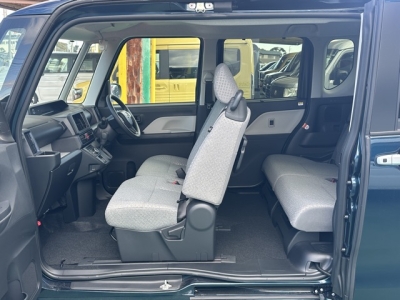 タント(ダイハツ)届出済未使用車 後席から見た前席