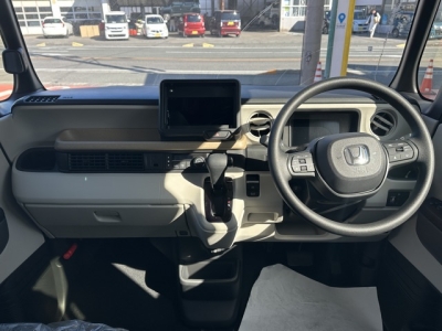 新型N-BOX(ホンダ)届出済未使用車 後席から見た前席