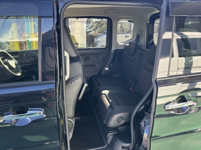 新型スペーシアカスタムのOEM(スズキ)中古車 後席内装
