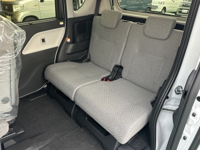タント(ダイハツ)届出済未使用車 後席内装