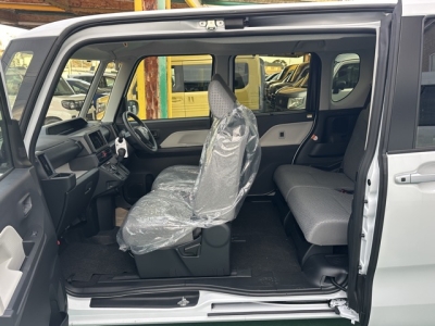 タント(ダイハツ)届出済未使用車 後席から見た前席