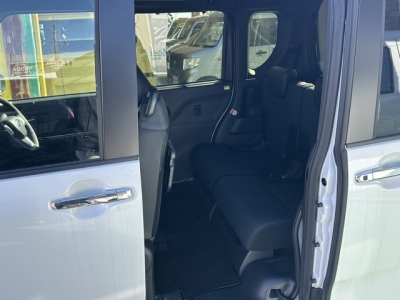 タントカスタム(ダイハツ)ディーラ-試乗車 後席内装